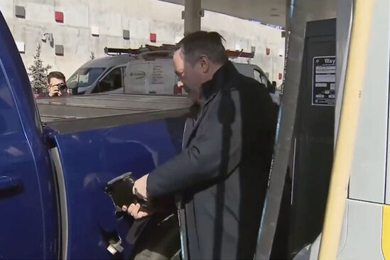 Kanadalı nazir gülünc vəziyyətə düşdü - VİDEO