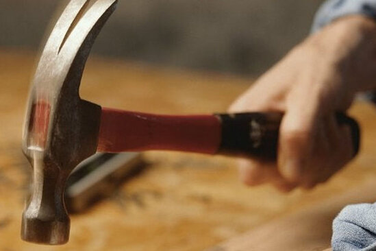 Bakıda arvadının başını çəkiclə əzən kişi: "Paltarlarımı yumurdu"