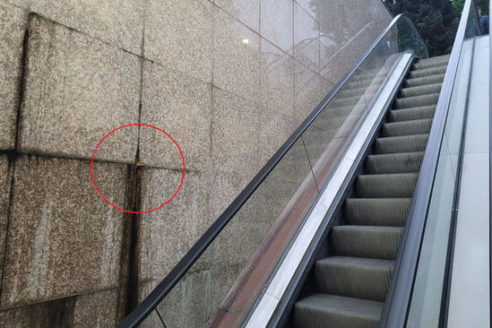 Bakıda yeraltı keçidə axan suya "çiv" çaldılar: Qabaritləri göz yaşardır - VİDEO