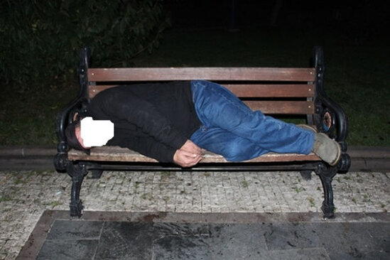 BP-nin işçisi sərxoş olub küçədə yatdı - Bahalı saatı, ayaqqabıları oğurlandı