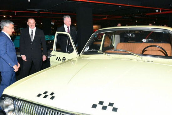 Dövlət başçıları Heydər Əliyev Mərkəzində klassik avtomobillərin sərgisi ilə tanış olublar – FOTO