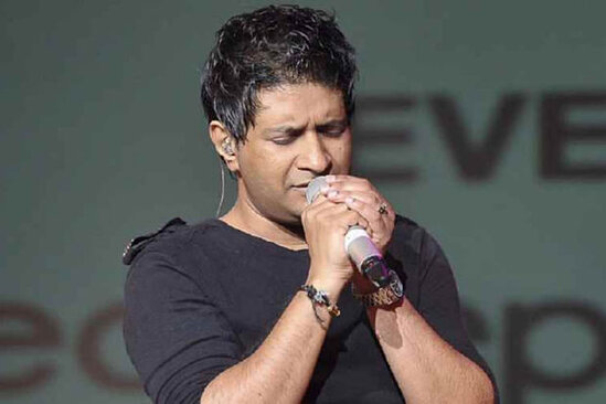 Səhnədə ürəyi tutan məşhur müğənni vəfat etdi