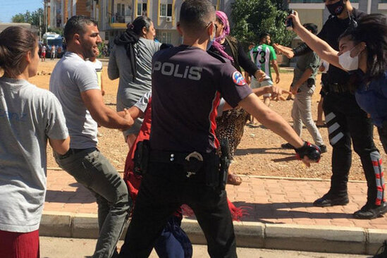 İki ailə arasında dava düşdü: Bir-birinə daş və taxta parçaları ilə hücum etdilər - VİDEO