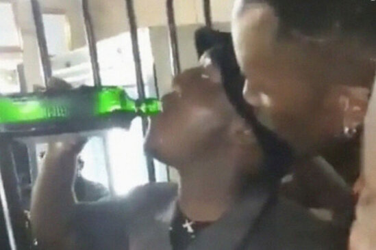 Cənubi Afrika sakini iki dəqiqə ərzində likör şüşəsini boşaltdı və öldü