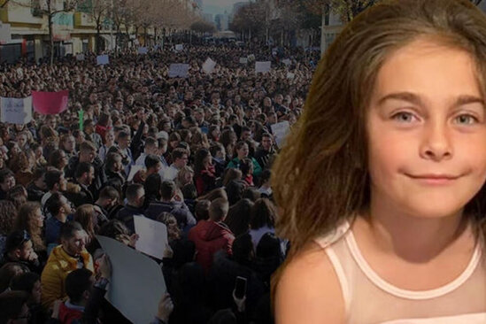 Albaniyada etirazlar başladı: DİN binası qırmızıya boyandı