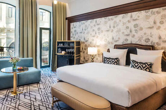 Bakıda gənc müğənni hotelə apardığı xanım həmkarını niyə DÖYDÜ?