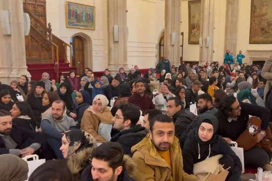 Londonda kilsə binasında azan səsləndi, iftar süfrəsi açıldı - VİDEO