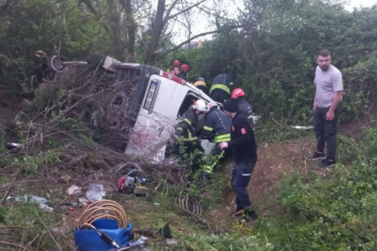 Türkiyədə mikroavtobus qəzaya uğrayıb, 10 nəfər yaralanıb