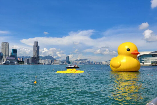 18 metrlik "ördək" Honkonq sularında boşaldı - VİDEO