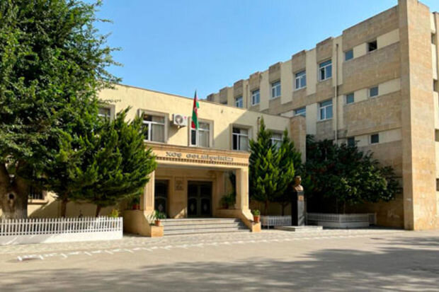 Bakıda direktor işə qayıtmaq istəyən müəlliməyə icazə vermir?