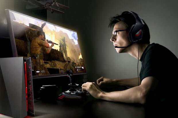 Səhərə qədər kompüterdə oynayan kişi komaya düşüb