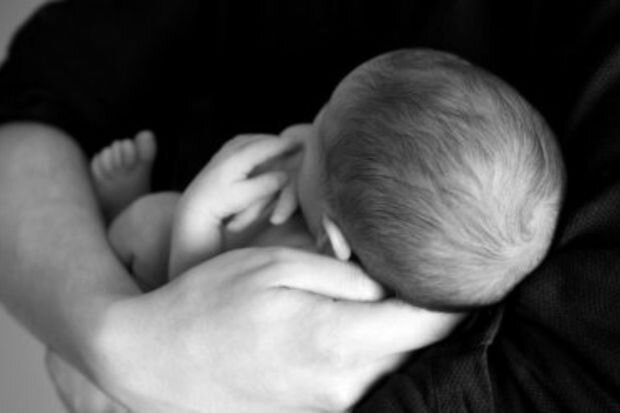 Qandonduran hadisə: 17 yaşlı ana uşağını pəncərədən atdı