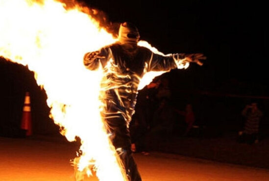 İcra Hakimiyyətinin qarşısında intihara cəhd: Polislər xəsarət aldılar