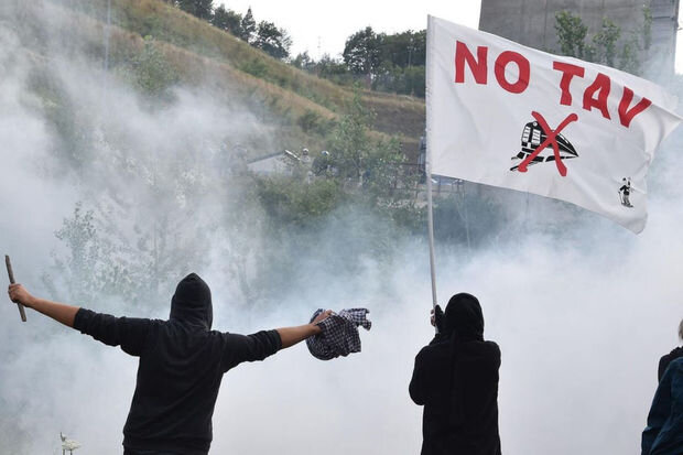 Fransada dəmir yolunun tikintisi polislə qarşıdurmalara səbəb olub