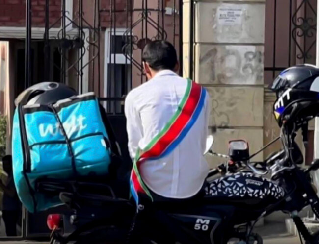 Fotosu ilə gündəm olan məzun kimdir? - VİDEO