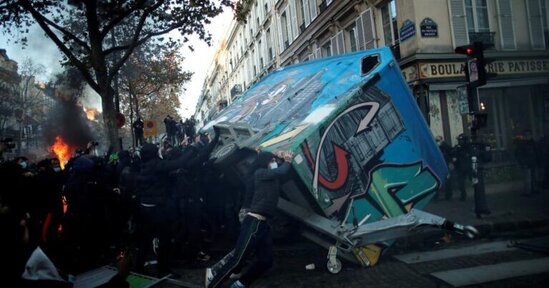 Parisdə ara qarışdı - Polislə qarşıdurma - VİDEO