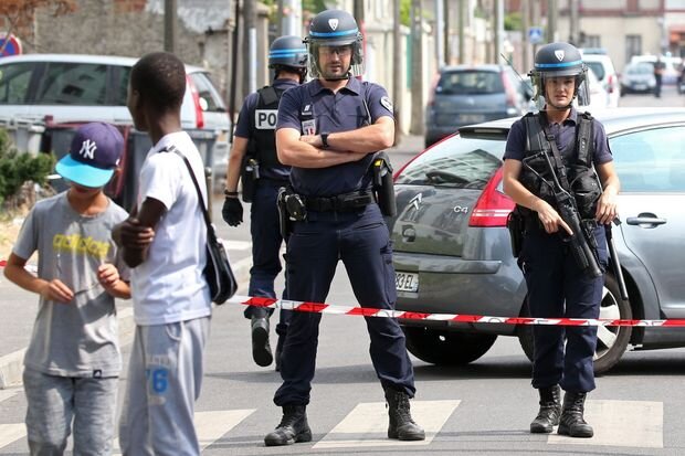 Fransa polisi məktəblərdə müsəlman uşaqlara qarşı keşik çəkəcək