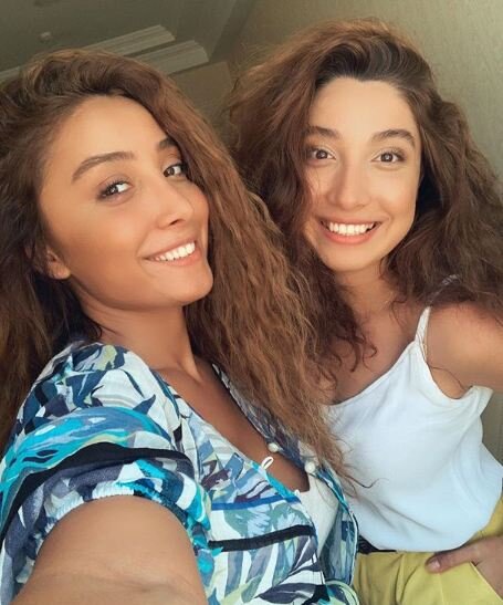 Günay İbrahimli özünəbənzər bacısı ilə ... - FOTO