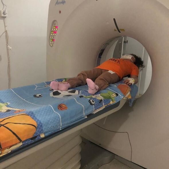 Ayan iki yaşından xərçənglə mübarizə aparır: Qolları göyərib, bədəni şişib - FOTO