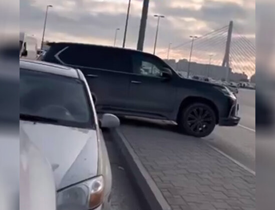 Bakıda tıxacda qalan sürücü ağlasığmaz üsulla vəziyyətdən çıxdı - ANBAAN VİDEO