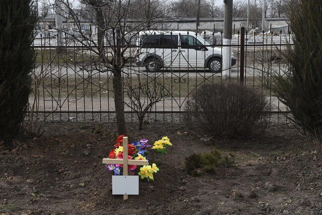 Mariupolda sakinlər yaxınlarını küçələrdə dəfn edirlər – FOTOLAR