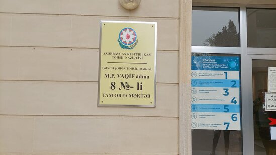 Sinif yoldaşını bıçaqlayan qız məktəbə gəlib - Valideynlər narazılıq edir