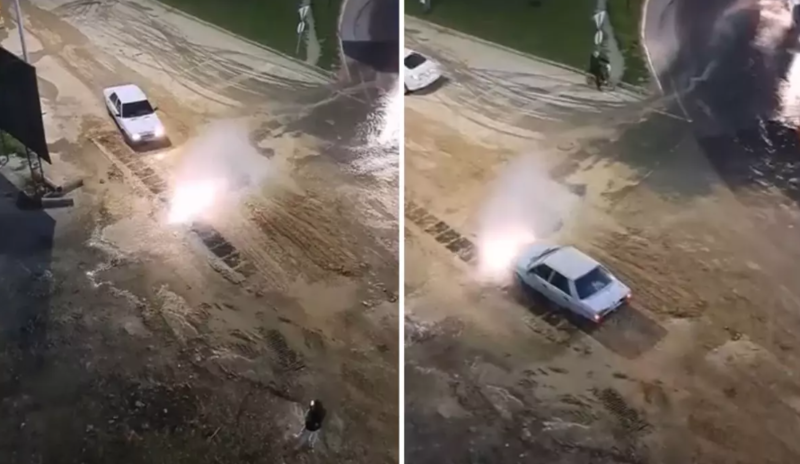 Qəzanı fürsətə çevirdi! Partlayan borunun suyu ilə maşınını yuyan sürücü gündəm olub - VİDEO