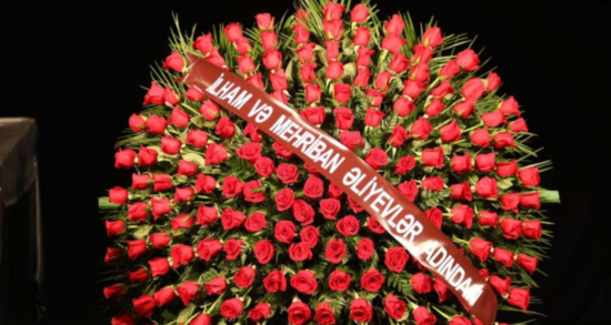 İlham Əliyev və xanımı sabiq prezidentin vida mərasiminə əklil göndərib