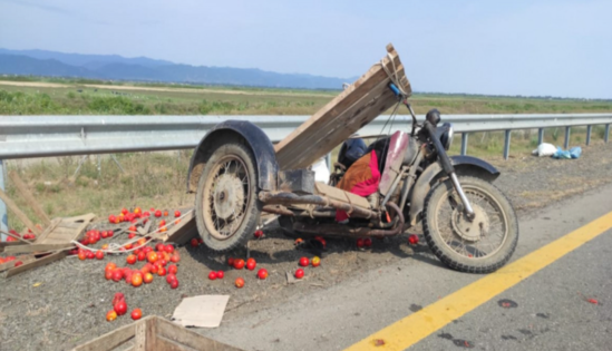 Azərbaycanda motosiklet yük avtomobili ilə toqquşdu, sürücü öldü - FOTO