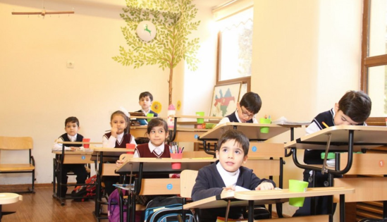 Müəllim dərs vaxtı şagirdə icazə vermədi, azyaşlı təbii ehtiyacını sinifdə ödədi