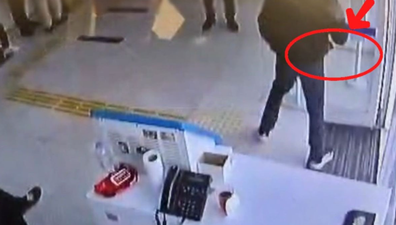 Gündüz vaxtı bankı soymağa cəhd etdi - VİDEO