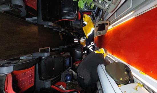 Sərnişin avtobusu uçuruma düşdü: ölən və yaralananlar var - FOTO