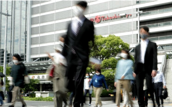 Özünü göydələndən atdı, yolda gedən qızın üzərinə düşdü