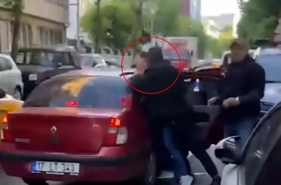 Qaçırmaq istədikləri qadın müqavimət göstərdiyi üçün küçənin ortasında öldürdülər - VİDEO