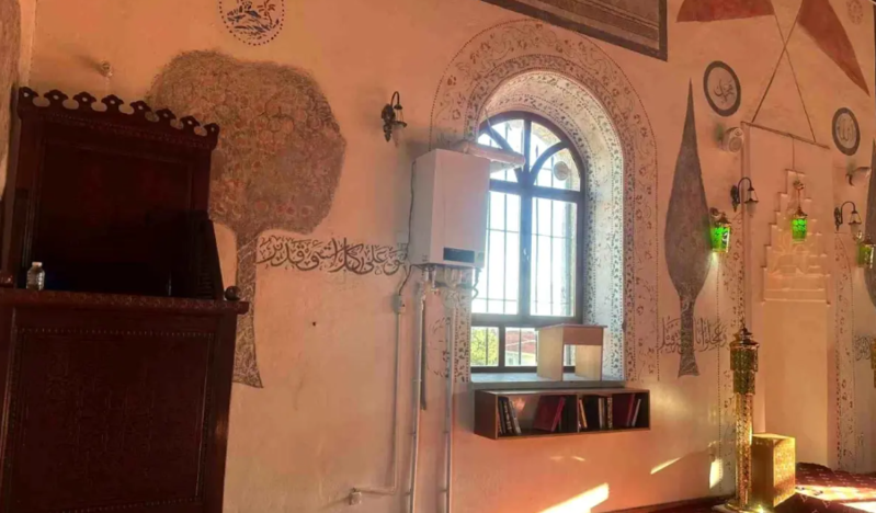 139 illik məscidin qiblə divarına qoyulan kombi narazılıq doğurdu