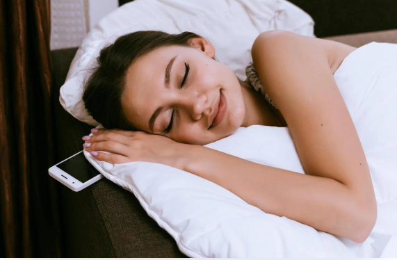 Gizli TƏHLÜKƏ: Yastığın altına mobil telefon qoyub yatmağın riskləri