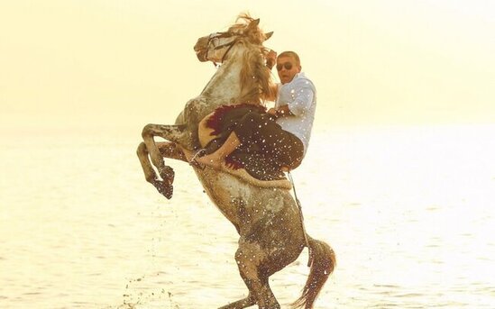 Yıxıldığı atla fotosunu paylaşıb bunları yazdı