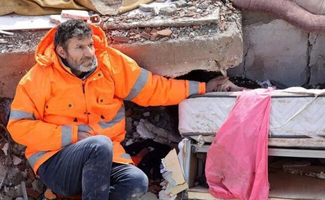 Dünya ölmüş qızının əlini buraxmayan atadan danışır - FOTO