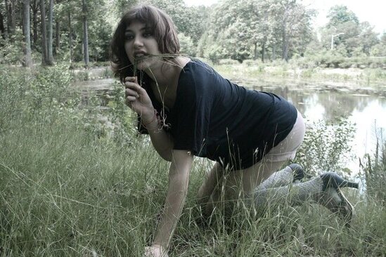 Öküz sindromuna yaxalanan qadın otlamağa yer axtarır