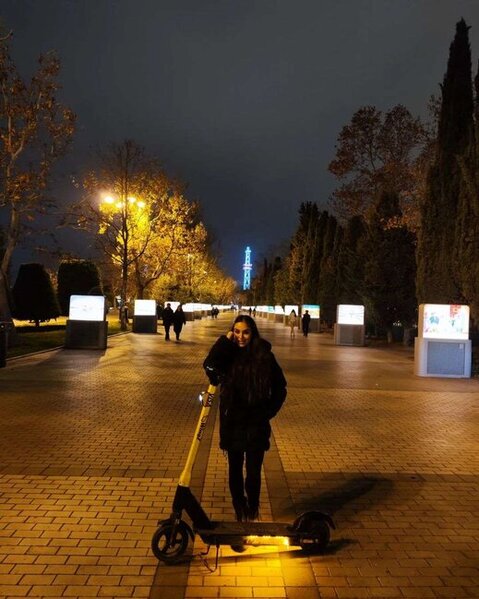 Leyla Əliyeva skuterlə bulvarı gəzdi