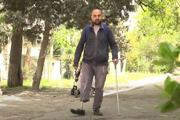 Tək ayaqla metal satan Emin: "Buna görə qızlara yaxınlaşmağa çəkinirəm" - VİDEO