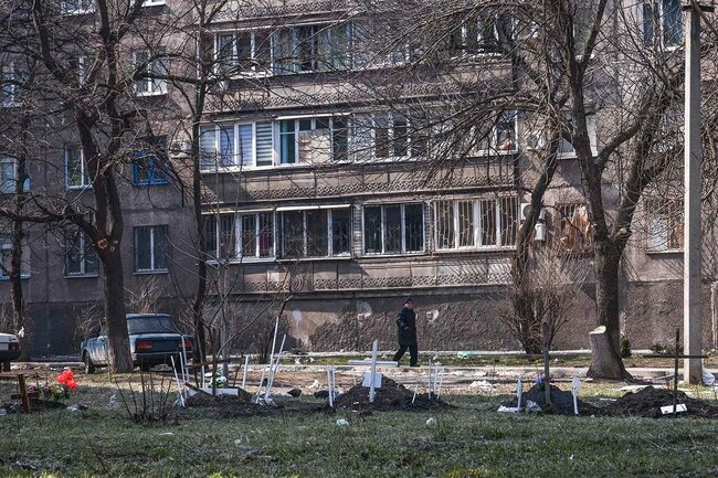 Mariupolda sakinlər yaxınlarını küçələrdə dəfn edirlər – FOTOLAR