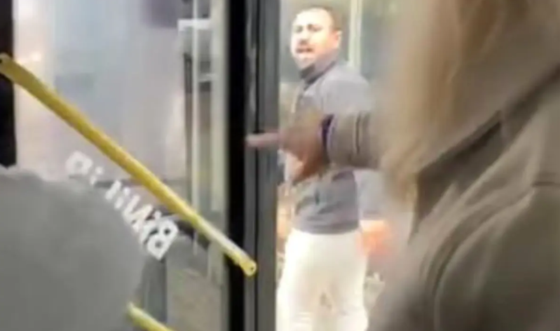 Avtobus sürücüsü sərnişinlərdən küsüb, siqaret çəkməyə düşdü - VİDEO