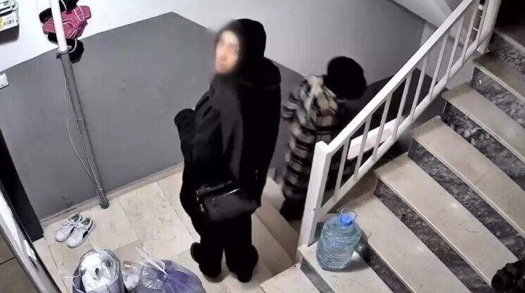 Qapıları yoxlayan qadınlar gözləmədikləri reaksiyayla qarşılaşdı: "Sizi görürəm, buraya gəlin" - VİDEO