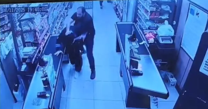 Marketdə dava: ata oğlunu döyən satıcının başına görün nə oyun açdı - VİDEO