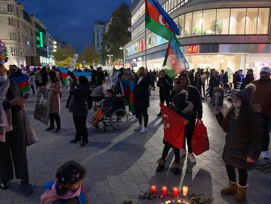 Hannover azərbaycanlıları Gəncə terrorunda həlak olanların xatirəsini yad edib-FOTO
