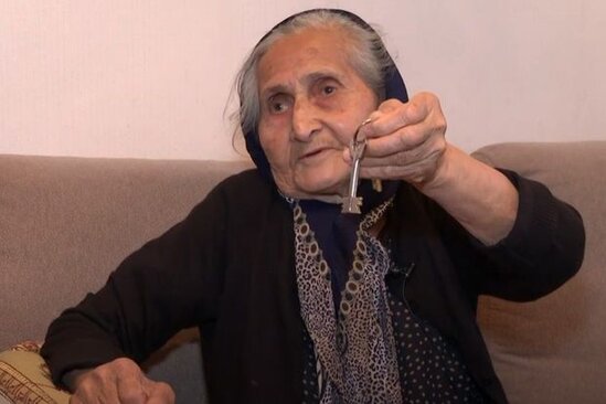 Ermənistan ordusu tərəfindən darmadağın edilən evinin açarını özündə saxlayan 85 yaşlı nənə danışdı - VİDEO