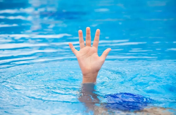 Həkimlər öldüyünü təsdiqləmişdilər: ABŞ-də hovuzda boğulan uşaq saatlar sonra dirildi