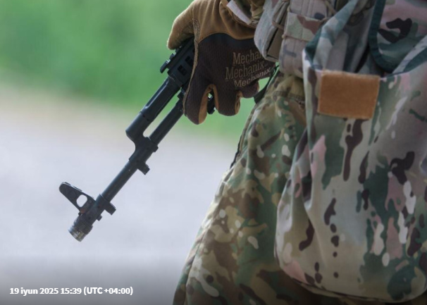 Hərbçi arvadının sevgilisini tarlada güllələdi