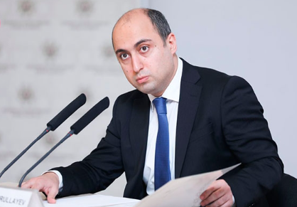 Nazirdən məktəbli formaları ilə bağlı AÇIQLAMA